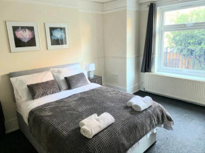 Gravesend - Sleeps upto 8 across 2 Apartments in the same building 2 mins walk to Gravesend Train Station & Town Centre